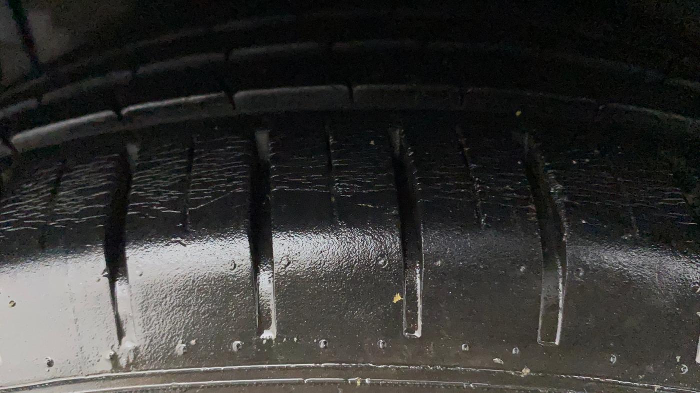 2012 Hyundai Verna FLUIDIC 1.6 VTVT SX, CNG, Manual, 1,01,070 km, Right Rear Tyre Tread