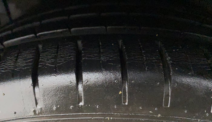 2012 Hyundai Verna FLUIDIC 1.6 VTVT SX, CNG, Manual, 1,01,070 km, Right Rear Tyre Tread