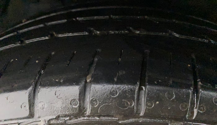 2012 Hyundai Verna FLUIDIC 1.6 VTVT SX, CNG, Manual, 1,01,070 km, Left Front Tyre Tread
