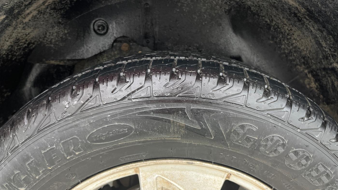 2013 Mahindra XUV500 W8, Diesel, Manual, 68,037 km, Right Rear Tyre Tread