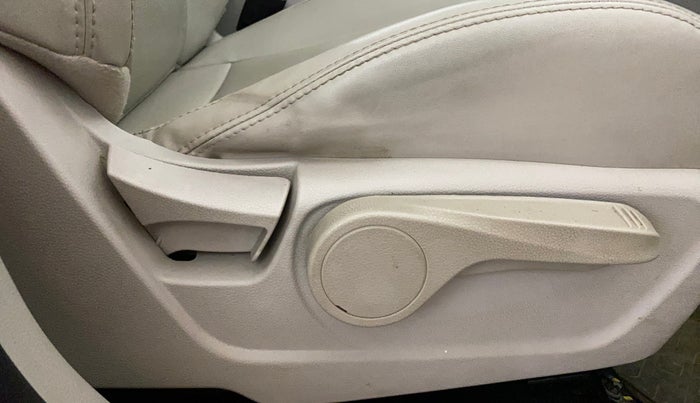 2020 Mahindra XUV300 W8 (O) 1.2 PETROL, Petrol, Manual, 44,951 km, Driver Side Adjustment Panel