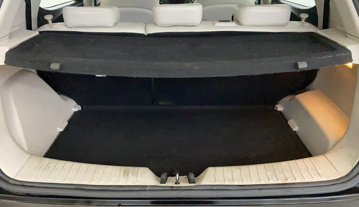 2020 Mahindra XUV300 W8 (O) 1.2 PETROL, Petrol, Manual, 44,951 km, Boot Inside