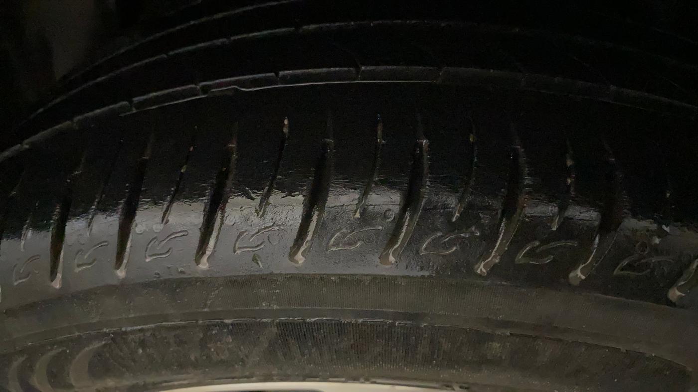 2020 Mahindra XUV300 W8 (O) 1.2 PETROL, Petrol, Manual, 44,973 km, Left Rear Tyre Tread