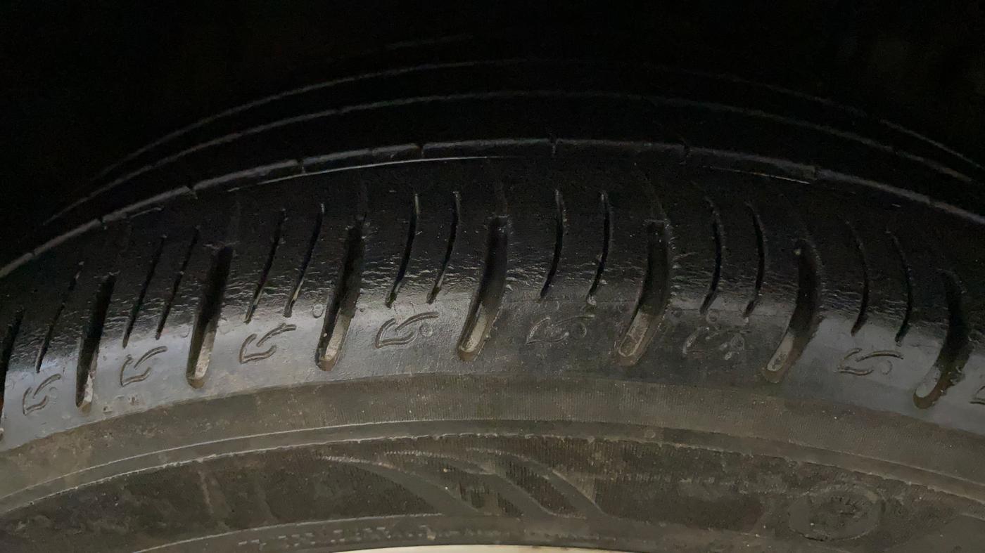 2020 Mahindra XUV300 W8 (O) 1.2 PETROL, Petrol, Manual, 44,973 km, Right Front Tyre Tread