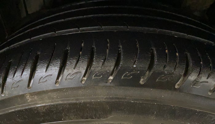 2020 Mahindra XUV300 W8 (O) 1.2 PETROL, Petrol, Manual, 44,951 km, Right Rear Tyre Tread