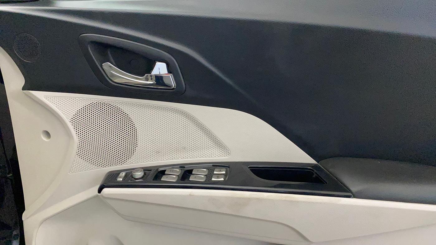 2020 Mahindra XUV300 W8 (O) 1.2 PETROL, Petrol, Manual, 44,973 km, Driver Side Door Panels Control