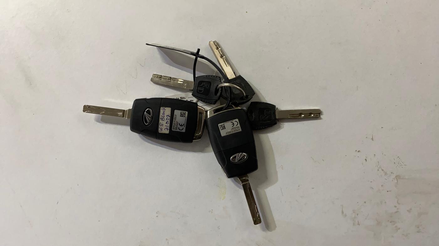 2020 Mahindra XUV300 W8 (O) 1.2 PETROL, Petrol, Manual, 44,973 km, Key Close Up
