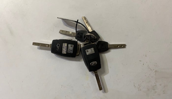 2020 Mahindra XUV300 W8 (O) 1.2 PETROL, Petrol, Manual, 44,951 km, Key Close Up