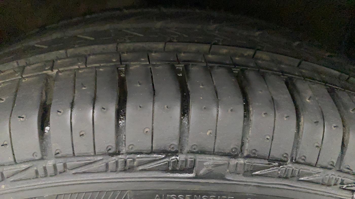 2015 Maruti Celerio VXI CNG, CNG, Manual, 26,187 km, Right Front Tyre Tread