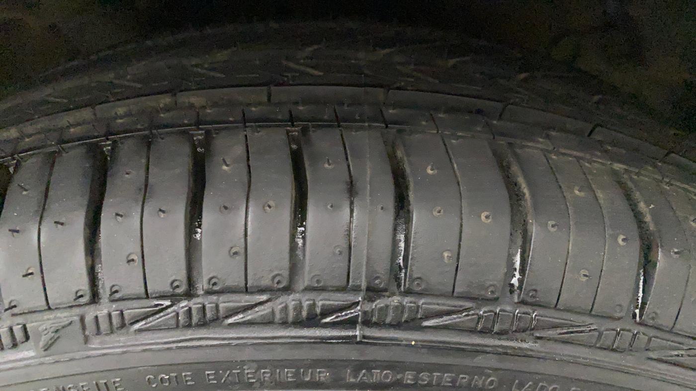 2015 Maruti Celerio VXI CNG, CNG, Manual, 26,187 km, Left Front Tyre Tread
