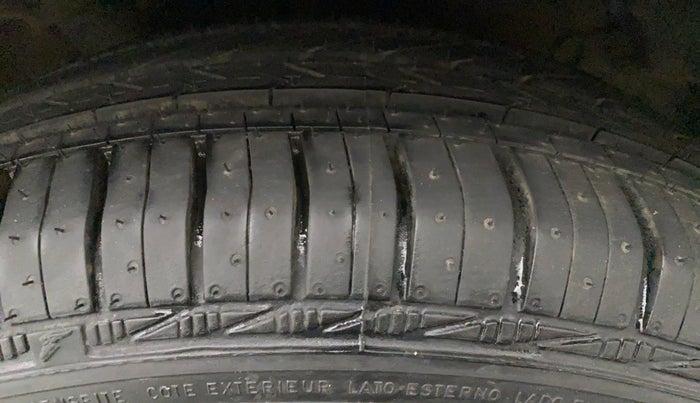 2015 Maruti Celerio VXI CNG, CNG, Manual, 26,187 km, Left Front Tyre Tread