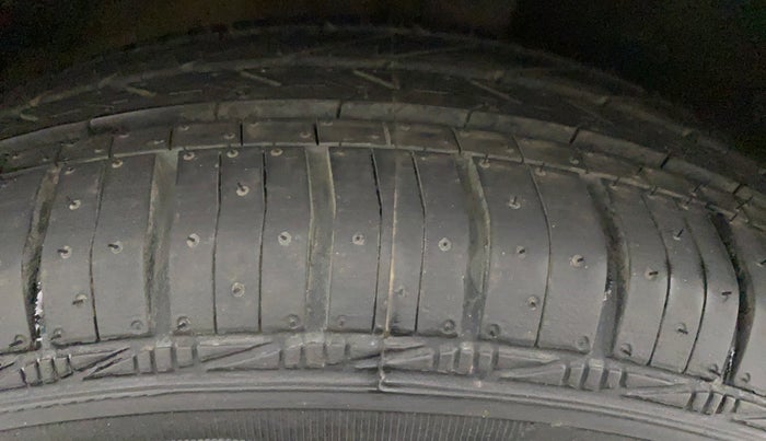 2015 Maruti Celerio VXI CNG, CNG, Manual, 26,187 km, Right Rear Tyre Tread