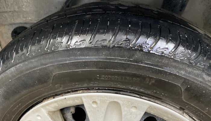 2016 Honda Amaze 1.2L I-VTEC S, Petrol, Manual, 1,18,022 km, Left Rear Tyre Tread