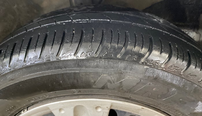 2016 Honda Amaze 1.2L I-VTEC S, Petrol, Manual, 1,18,022 km, Right Front Tyre Tread