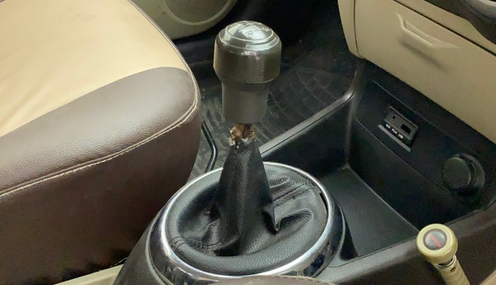 2011 Hyundai i20 MAGNA (O) 1.2, Petrol, Manual, 89,507 km, Gear lever - Boot cover slightly torn