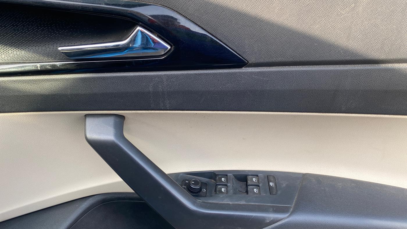 2023 Skoda SLAVIA STYLE 1.0L TSI MT, Petrol, Manual, 1,03,155 km, Driver Side Door Panels Control
