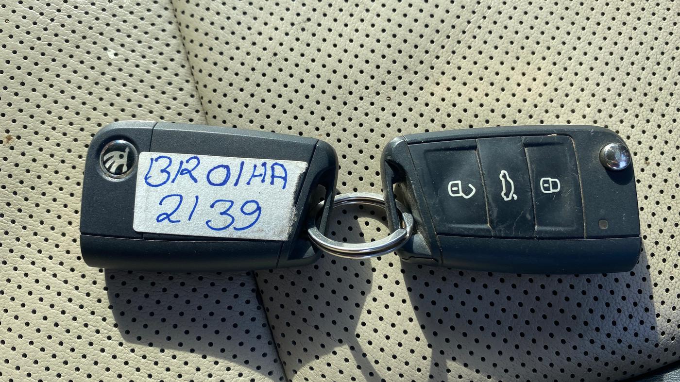 2023 Skoda SLAVIA STYLE 1.0L TSI MT, Petrol, Manual, 1,03,155 km, Key Close Up