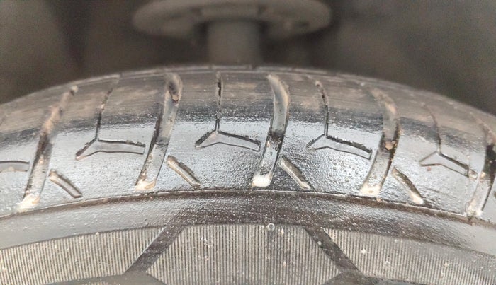 2019 Maruti Dzire ZDI AMT, Diesel, Automatic, 74,379 km, Left Front Tyre Tread
