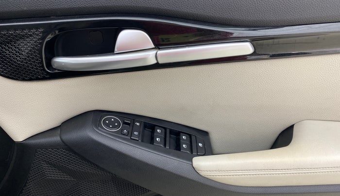 2020 KIA SELTOS HTX 1.5 PETROL, Petrol, Manual, 1,03,939 km, Driver Side Door Panels Control