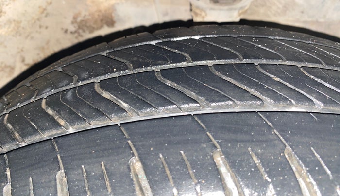 2017 Maruti Wagon R 1.0 VXI, Petrol, Manual, 57,641 km, Right Front Tyre Tread