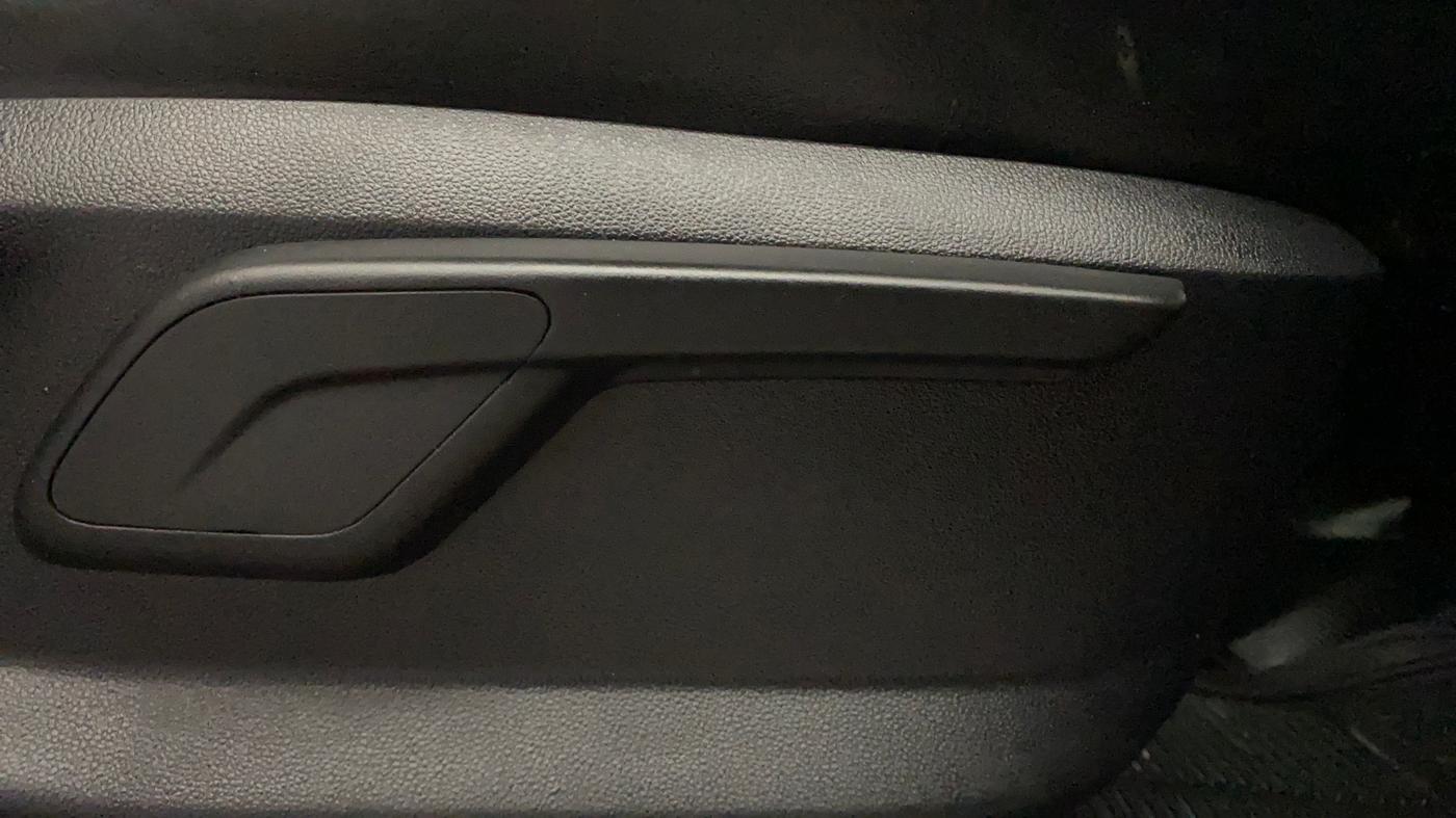 2017 Mahindra KUV 100 NXT K4+ D 6 STR, Diesel, Manual, 1,05,992 km, Driver Side Adjustment Panel