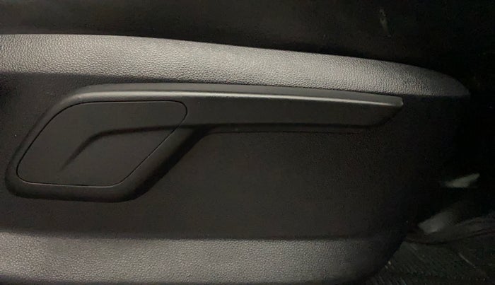 2017 Mahindra KUV 100 NXT K4+ D 6 STR, Diesel, Manual, 1,05,987 km, Driver Side Adjustment Panel