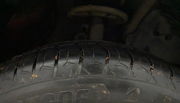 2017 Mahindra KUV 100 NXT K4+ D 6 STR, Diesel, Manual, 1,05,987 km, Right Front Tyre Tread