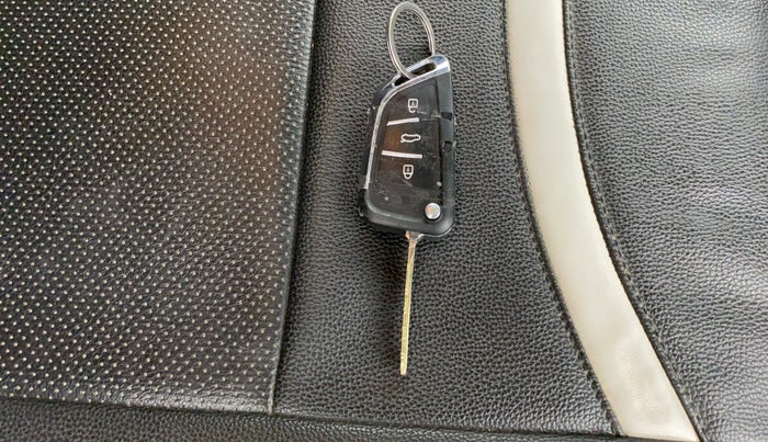 2014 Maruti Swift VXI, Petrol, Manual, 1,06,526 km, Key Close Up