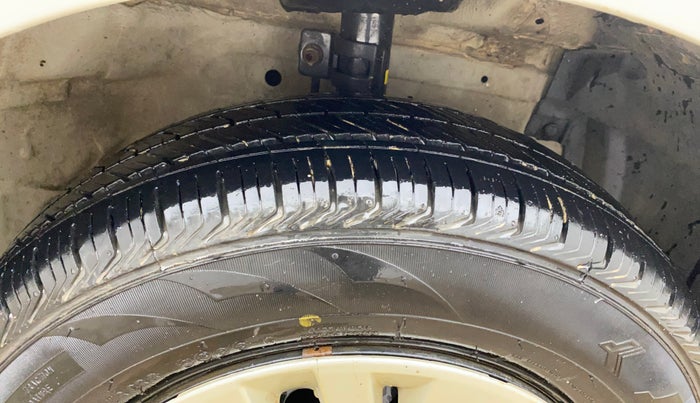 2014 Maruti Swift VXI, Petrol, Manual, 1,06,526 km, Right Front Tyre Tread