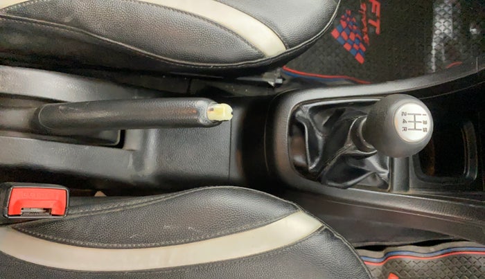 2014 Maruti Swift VXI, Petrol, Manual, 1,06,526 km, Gear Lever