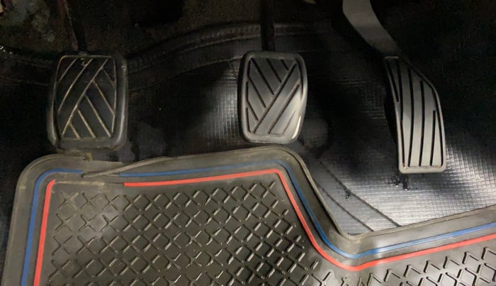 2014 Maruti Swift VXI, Petrol, Manual, 1,06,526 km, Pedals