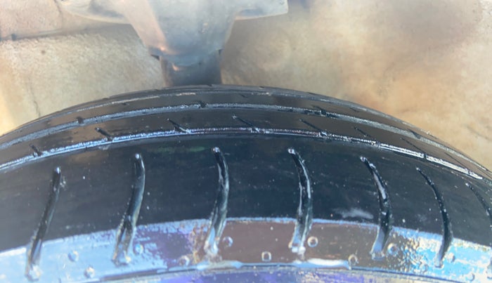 2013 Hyundai Eon MAGNA +, Petrol, Manual, 1,36,525 km, Left Front Tyre Tread