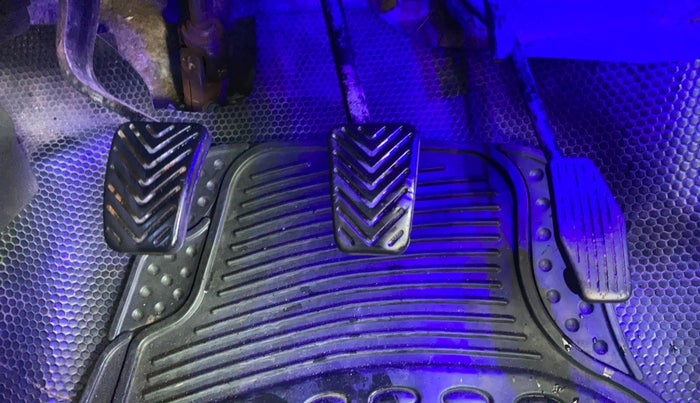 2013 Hyundai Eon MAGNA +, Petrol, Manual, 1,36,525 km, Pedals