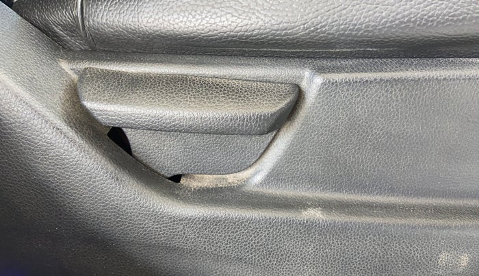 2013 Hyundai Eon MAGNA +, Petrol, Manual, 1,36,525 km, Driver Side Adjustment Panel