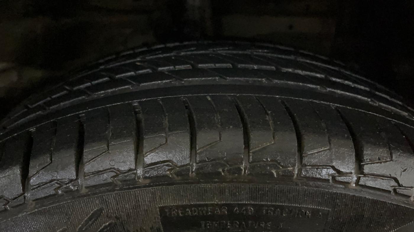 2016 Maruti Swift Dzire LXI (O), CNG, Manual, 46,775 km, Right Front Tyre Tread