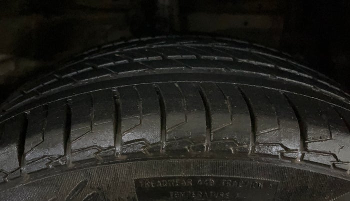 2016 Maruti Swift Dzire LXI (O), CNG, Manual, 46,710 km, Right Front Tyre Tread