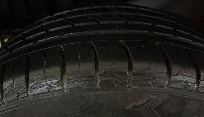2016 Maruti Swift Dzire LXI (O), CNG, Manual, 46,710 km, Right Rear Tyre Tread