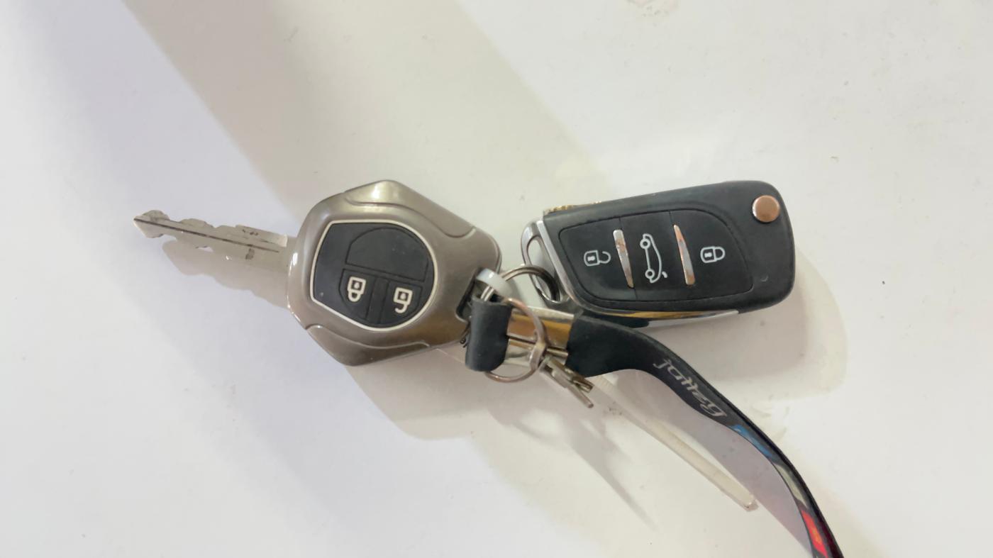 2016 Maruti Swift Dzire LXI (O), CNG, Manual, 46,775 km, Key Close Up