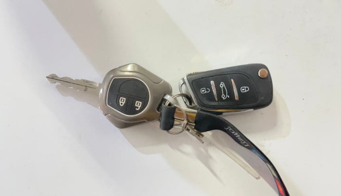 2016 Maruti Swift Dzire LXI (O), CNG, Manual, 46,710 km, Key Close Up