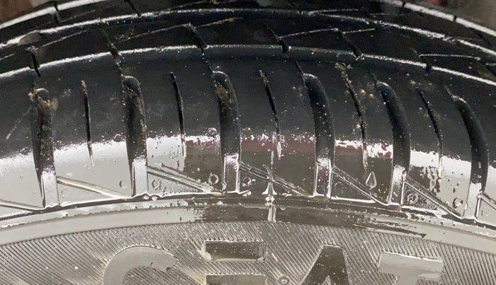 2024 Renault Kwid CLIMBER 1.0 AMT Dual Tone , Petrol, Automatic, 8,660 km, Right Front Tyre Tread