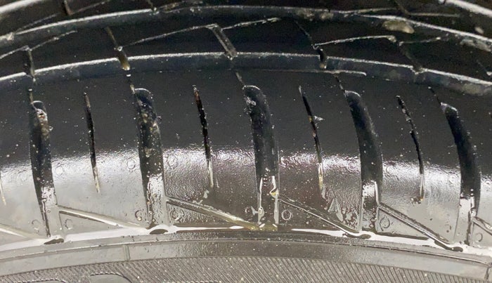 2024 Renault Kwid CLIMBER 1.0 AMT Dual Tone , Petrol, Automatic, 8,660 km, Right Rear Tyre Tread