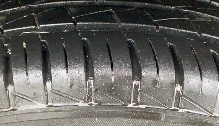 2024 Renault Kwid CLIMBER 1.0 AMT Dual Tone , Petrol, Automatic, 8,660 km, Left Front Tyre Tread