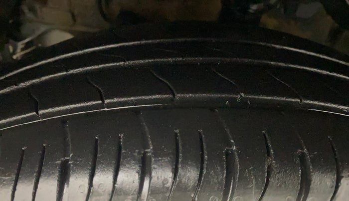 2022 Mahindra XUV300 W8 (O) 1.2 PETROL AMT, Petrol, Automatic, 18,872 km, Left Front Tyre Tread