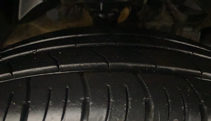 2022 Mahindra XUV300 W8 (O) 1.2 PETROL AMT, Petrol, Automatic, 18,872 km, Right Front Tyre Tread