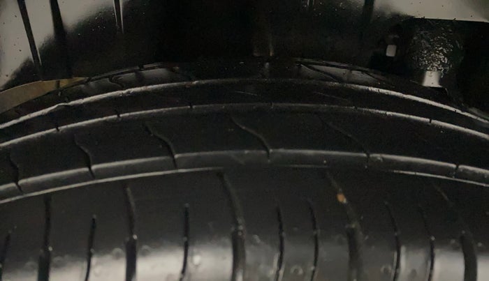 2022 Mahindra XUV300 W8 (O) 1.2 PETROL AMT, Petrol, Automatic, 18,872 km, Right Rear Tyre Tread