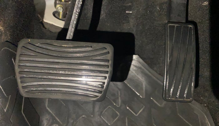 2022 Mahindra XUV300 W8 (O) 1.2 PETROL AMT, Petrol, Automatic, 18,872 km, Pedals