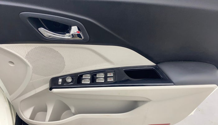 2022 Mahindra XUV300 W8 (O) 1.2 PETROL AMT, Petrol, Automatic, 18,872 km, Driver Side Door Panels Control
