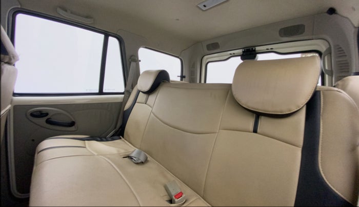 2016 Mahindra Scorpio S4, Diesel, Manual, 90,940 km, Right Side Rear Door Cabin