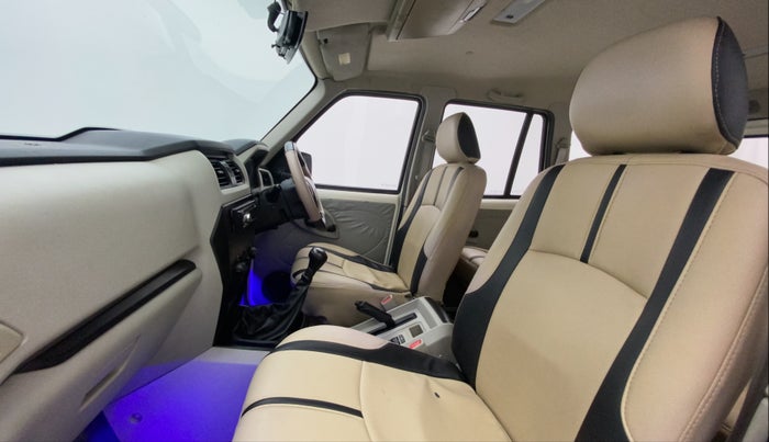 2016 Mahindra Scorpio S4, Diesel, Manual, 90,940 km, Right Side Front Door Cabin