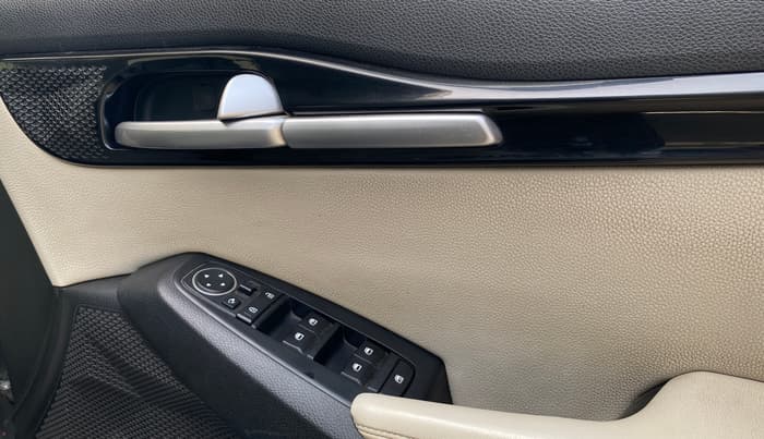 2020 KIA SELTOS HTX 1.5 PETROL, Petrol, Manual, 1,05,591 km, Driver Side Door Panels Control